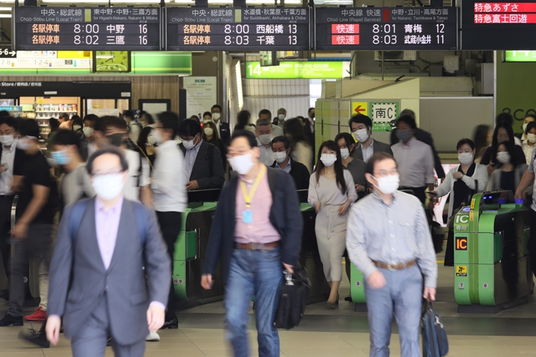 マスク姿の通勤客でごった返す新宿駅（時事通信フォト）