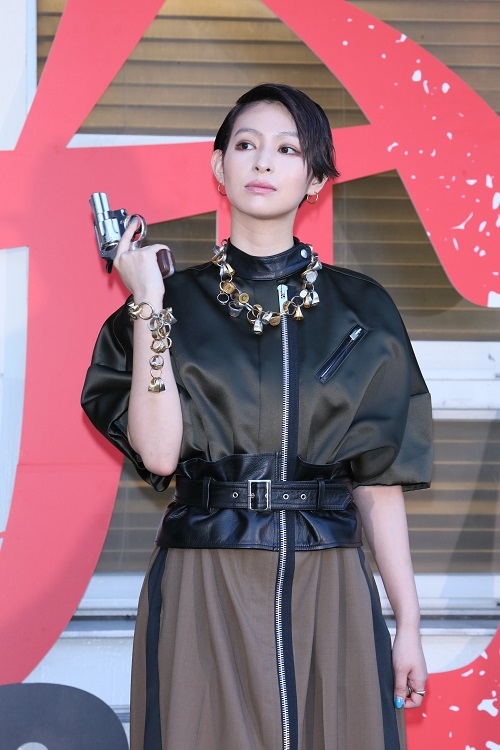 『銃2020』の完成発表会見に登場した日南響子