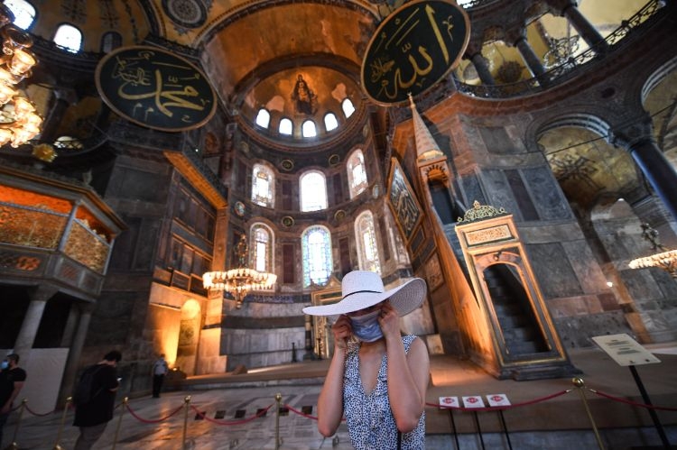 アヤソフィア内部。キリスト教のモザイク画と、イスラム教の円盤が一つの空間に併存している（AFP=時事）
