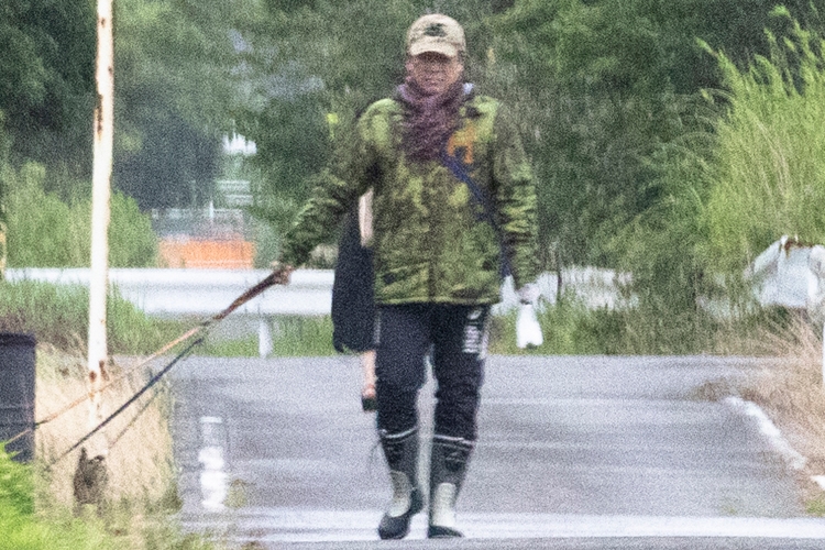 愛犬と散歩する坂上