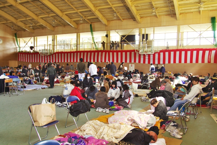 東日本大震災の被災地では、インフルエンザや、食中毒などの消化器系の感染症が蔓延。密を避ける避難が課題となっている（撮影／小倉雄一郎）