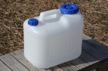 水を貯めるためのポリタンクも用意したい