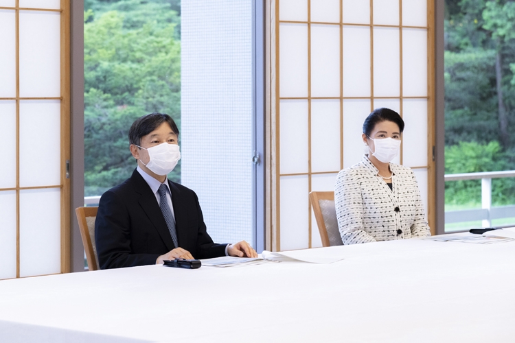 両陛下が横に並んでご進講を受けられるのが“令和流”（6月23日、東京・港区　写真／宮内庁提供）