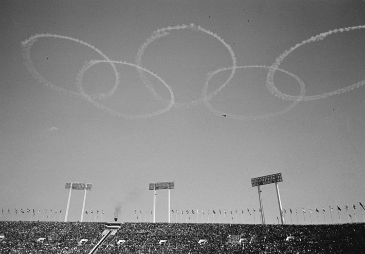 1964年の五輪では綺麗な5つの輪ができた（時事通信フォト）
