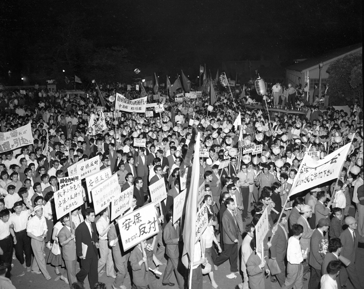 1960年の安保改正反対運動は死者も出た（写真／共同通信社）