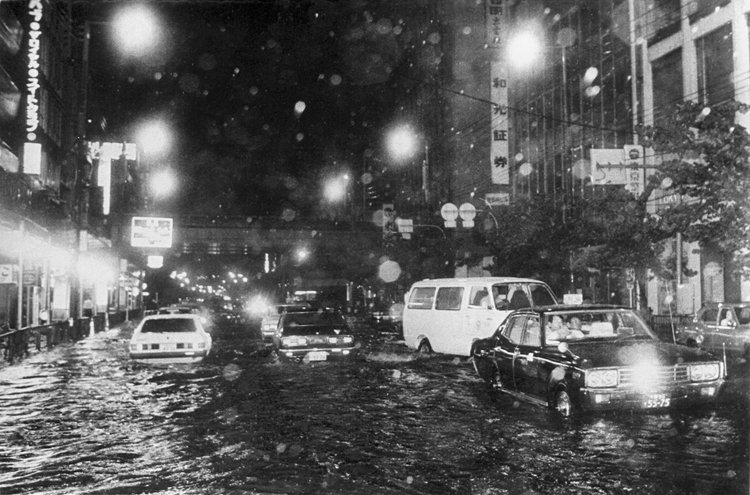 1979年、増水した大阪・梅田（写真／共同通信社）