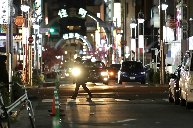新型コロナウイルス感染拡大に伴い愛知県独自の「緊急事態宣言」が出された4月、名古屋の繁華街（時事通信フォト）