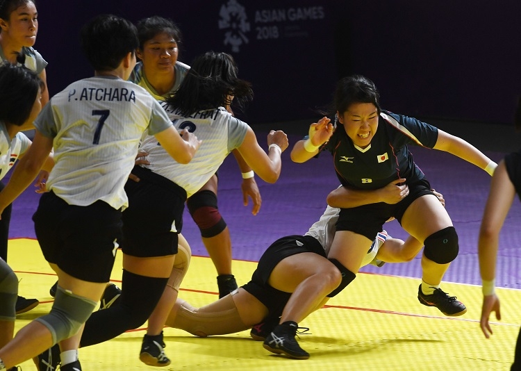 女子も激しい戦い（写真／AFP=時事）