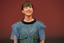 父は石橋凌、母は原田美枝子の俳優一家に育った（時事通信フォト）