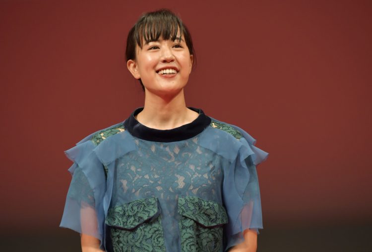 父は石橋凌、母は原田美枝子の俳優一家に育った（時事通信フォト）