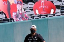 球場入りするエンゼルスの大谷翔平。無観客の客席にはパネルが置かれている(時事通信フォト)