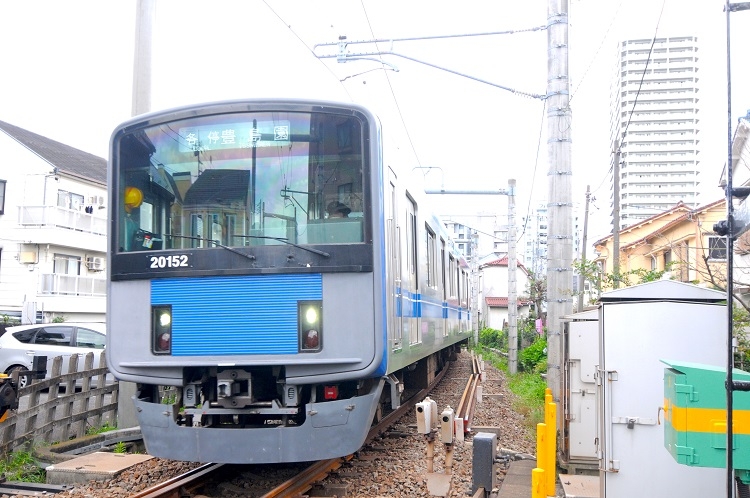 練馬駅─豊島園駅は約1キロメートルの単線区間ながら、高頻度で電車が走っている