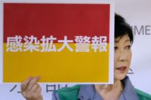 7月15日、小池百合子・東京都知事は「『感染拡大警報』を発すべき状況」と都民への注意を呼びかけた(AFP=時事)