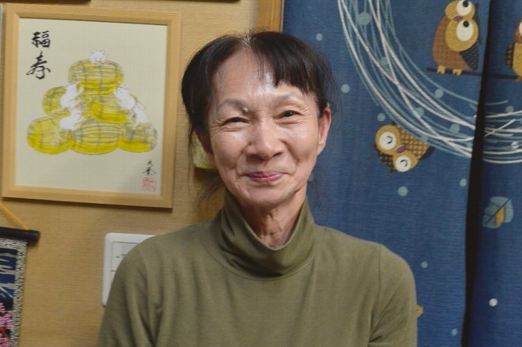 薔薇と称される2代目の金子芳枝さん（68歳）。菖蒲の花言葉「やさしい心」で客を迎える