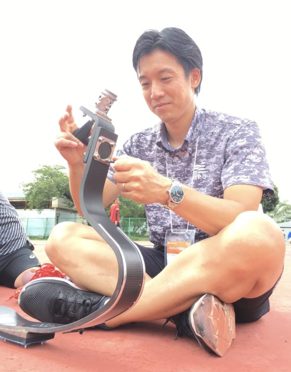 「競技用義足が学校でも使えるように」と願う義肢装具士の沖野氏