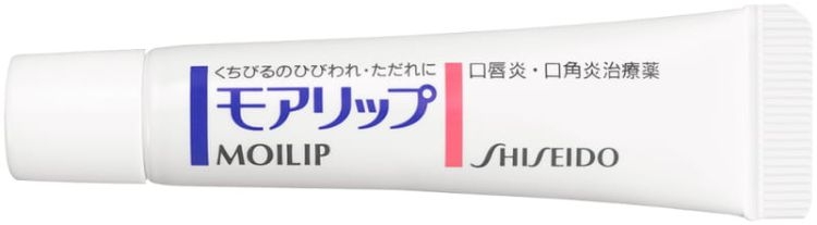 独自の処方で唇を保護しながら、荒れを治す。赤くはれたり、皮がむけるほどの荒れもしっかりケア。モアリップ（第3類医薬品）　８ｇ　1200円／資生堂薬品