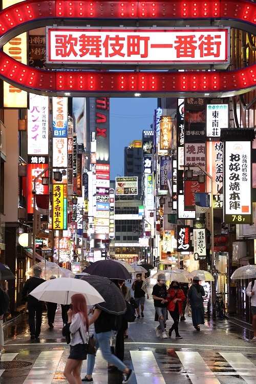 新型コロナウイルスの影響で新宿・歌舞伎町の人通りはかなり減っている（時事通信フォト）