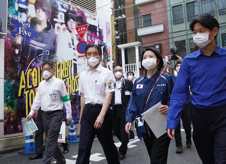 歌舞伎町のホストクラブなどに新型コロナウイルス対策を呼び掛けに回る新宿区の吉住健一区長（左から２人目）ら（時事通信フォト）