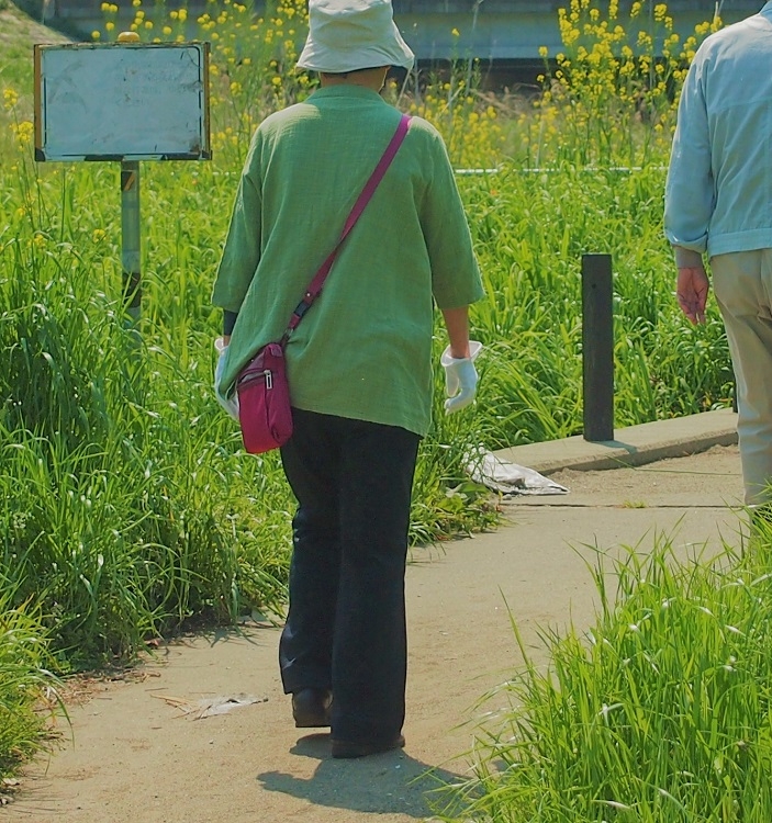 外出した84歳を“足元で”ほっこりさせた相手とは（写真はイメージ）