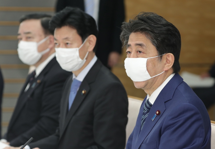 アベノマスク姿の安倍首相。最近ではアベノマスク以外も着けるようになったが（時事通信フォト）