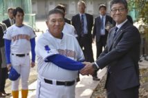 岐阜商を率いる鍛治舎巧監督(共同通信社)