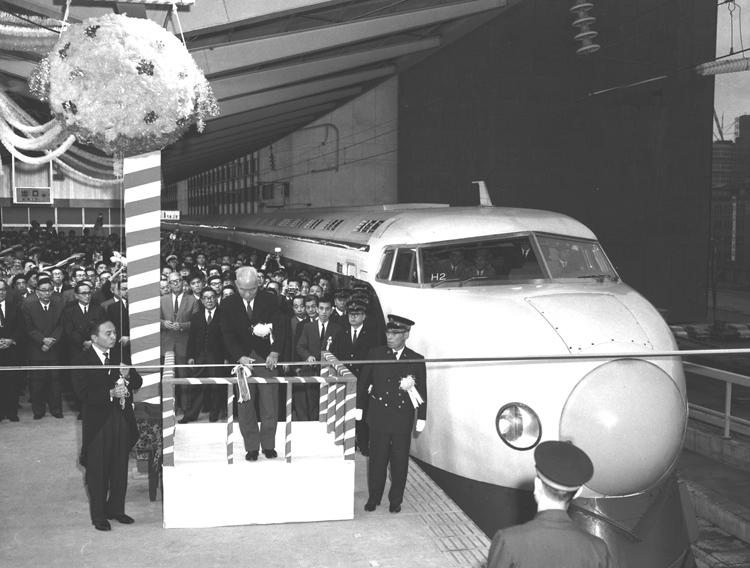 1964年には東海道新幹線が開通（写真／共同通信社）