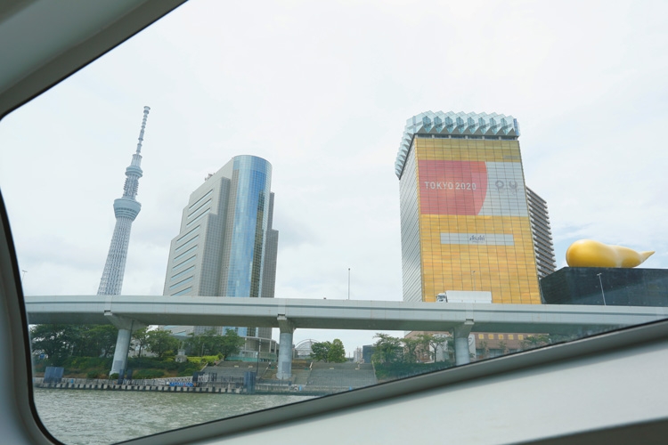 東京名所を船から眺める