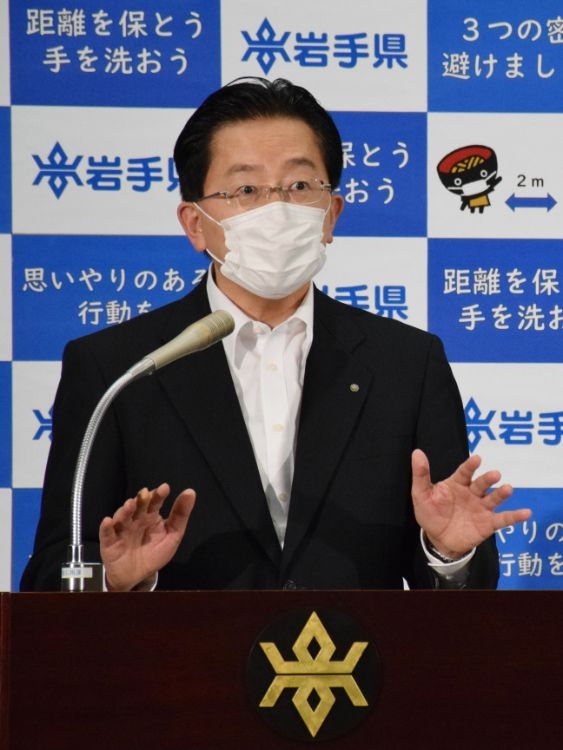 初の新型コロナウイルス感染者確認を発表する達増拓也岩手県知事（写真／時事通信社）