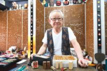 在庫10万本の名物印章店 最も画数が多い54画のハンコとは?
