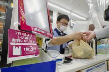 しっくりこないレジ袋有料化 “エコ警察”も出動しかねない勢い