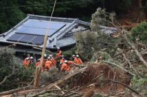 迫る濁流、必死の避難 川には巨大石「ただごとではない」