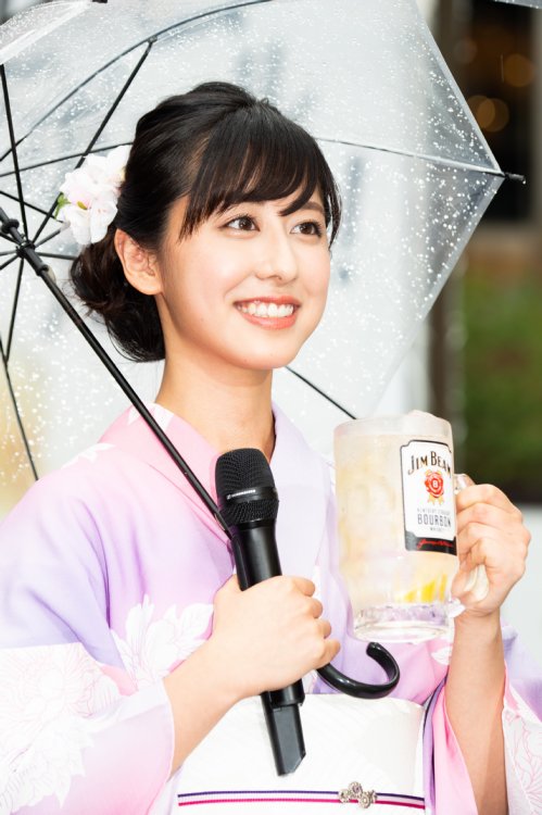 ジョッキを手に持つテレビ朝日・斎藤ちはるアナ