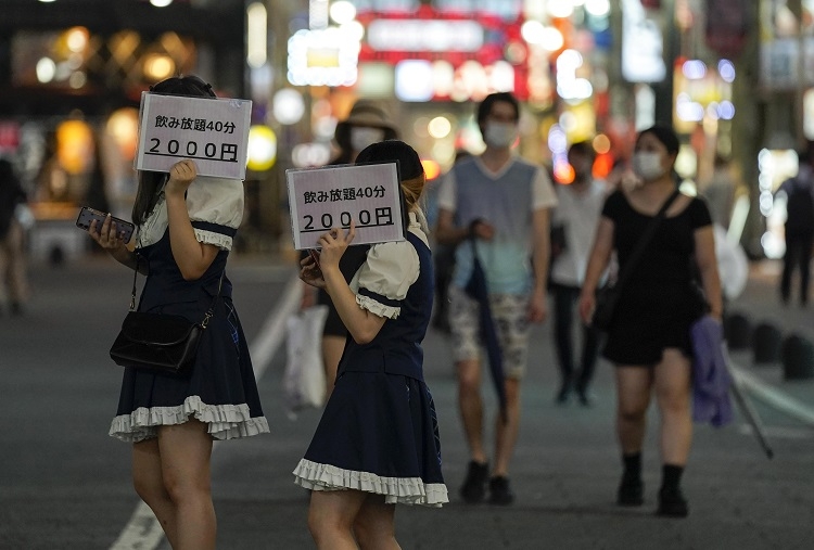 新型コロナウイルスの影響で人出が少ない夜の新宿（EPA＝時事）