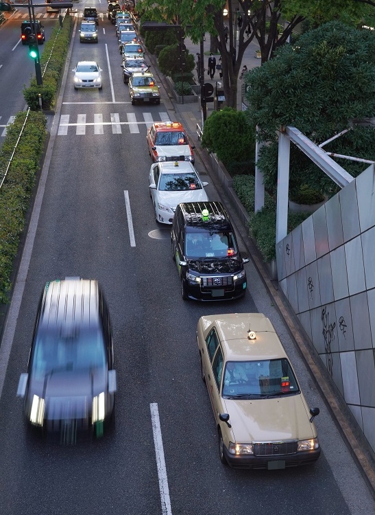 「空車」の表示がされたタクシーの車列。いつもなら利用客が次から次へとやってきた（時事通信フォト）