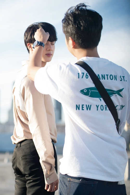 青空の下でJINのスタイルがきわ立つ(C)Dispatch