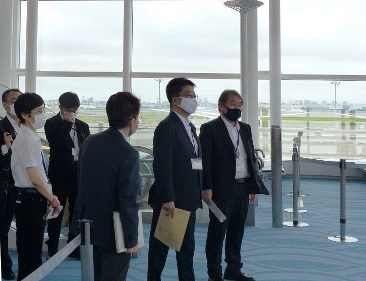 空港検疫を視察する加藤勝信厚生労働相（右から2人目。厚生労働省提供。時事通信フォト）