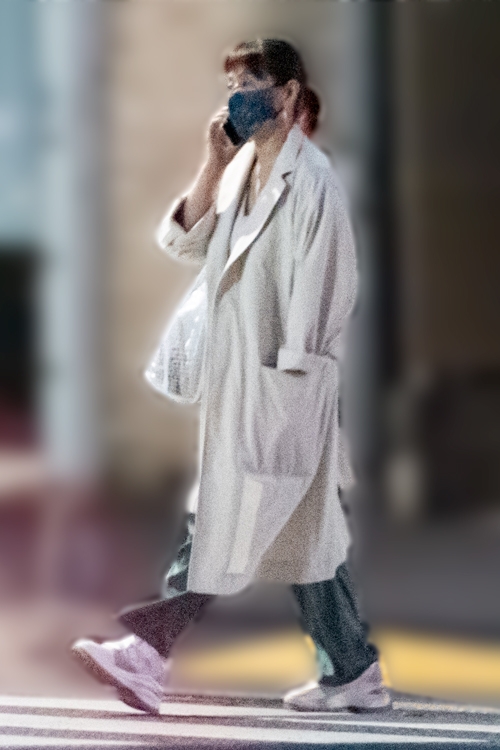 電話をしながら歩く