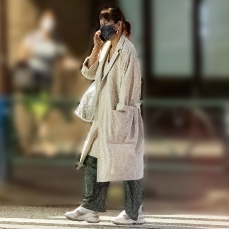 ポケットに手を突っ込んだ姿もサマに