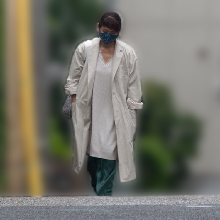 坂道を歩く小泉