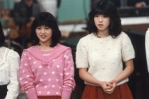 1981年12月16日「スタ誕」で行われた1982年にデビューが決まった新人の顔見世に参加した小泉今日子（左）と中森明菜（右）