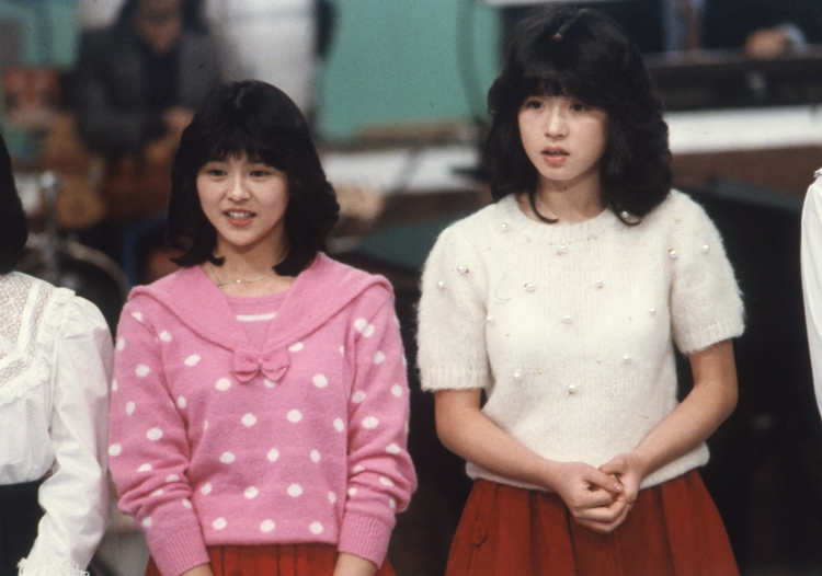1981年12月16日「スタ誕」で行われた1982年にデビューが決まった新人の顔見せに参加した小泉今日子（左）と中森明菜（右）