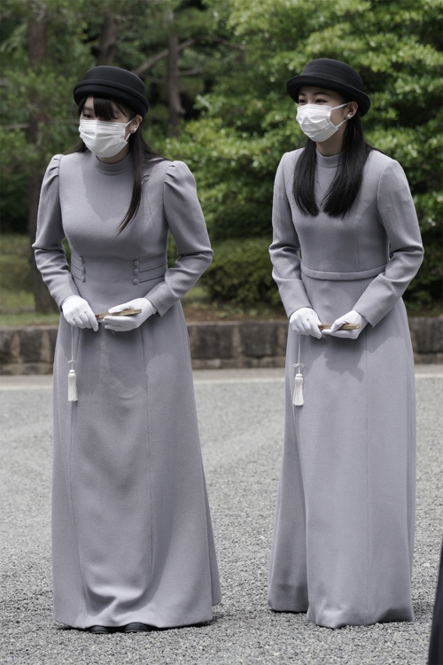 気品あふれるローブ姿の眞子さまと佳子さま（2020年6月、東京・八王子市。写真／JMPA）