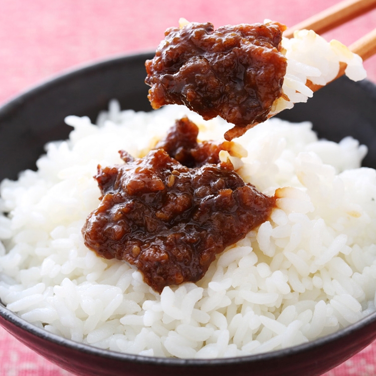 馬肉を漬け込んだ伝統の味噌がご飯に乗る