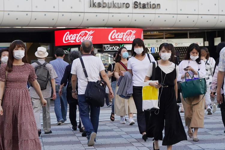 大手私鉄ではアプリなどを活用して混雑の「見える化」も進めている（時事通信フォト）