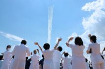 ブルーインパルスの飛行を見つめる医療従事者ら(時事通信フォト)