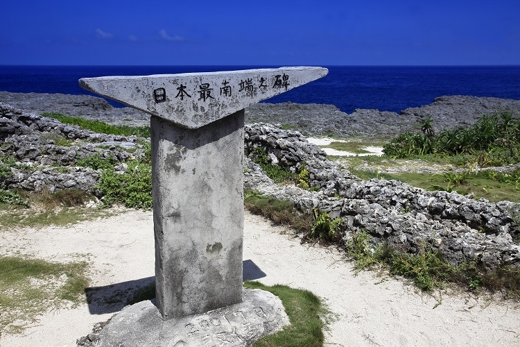 日本最南端の碑がある沖縄県竹富町の波照間島（時事通信フォト）