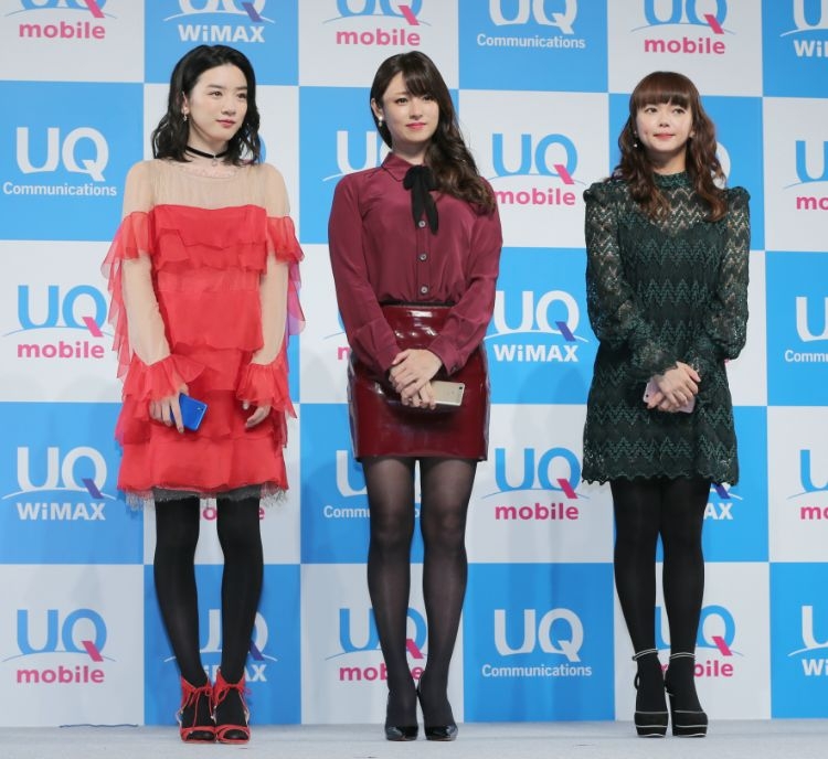 美人三姉妹（左から永野芽衣、深田恭子、多部未華子）が登場するCMシリーズも人気だ（時事通信フォト）