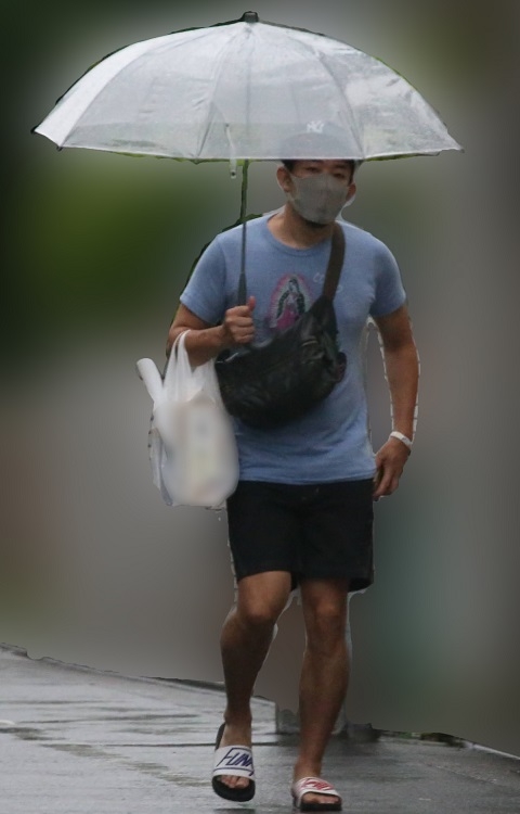 雨の中でサンダルで歩く