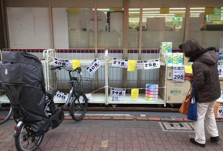 2月末からしばらくトイレットペーパーは店頭で品薄状態が続いた（時事通信フォト）