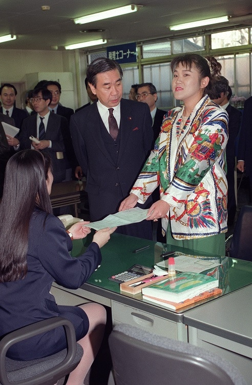 山田邦子は1988年から1995年までNHK「好きなタレント調査」8年連続で第1位。写真は、1991年度分の確定申告をしているところ。（時事通信フォト）